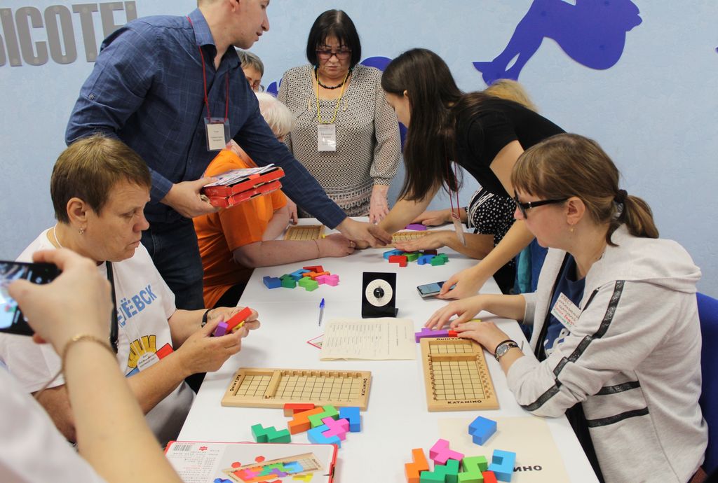 Члены Кемеровской РО ВОС соревнуются в настольных играх для слепых