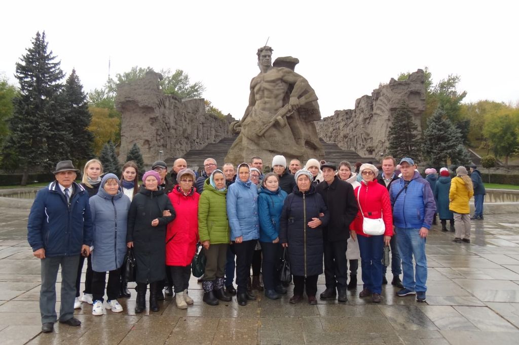 Члены Чувашской РО ВОС на фоне памятника защитникам Сталинграда