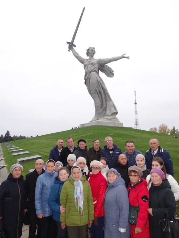 Экскурсионная группа Чувашской РО ВОС у памятника "Родина-мать"