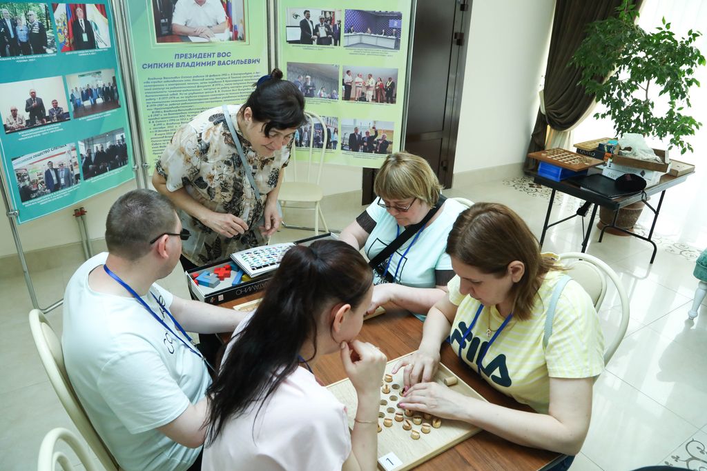 Активисты Ростовской РО ВОС играют в настольные игры для слепых
