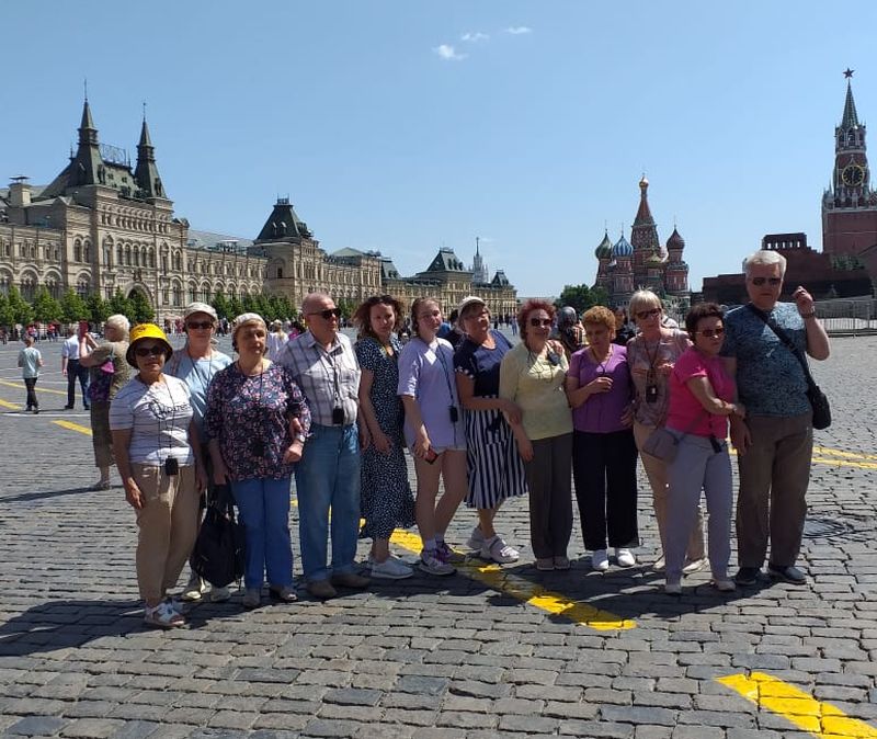 Незрячие туристы в ходе экскурсии по Красной площади