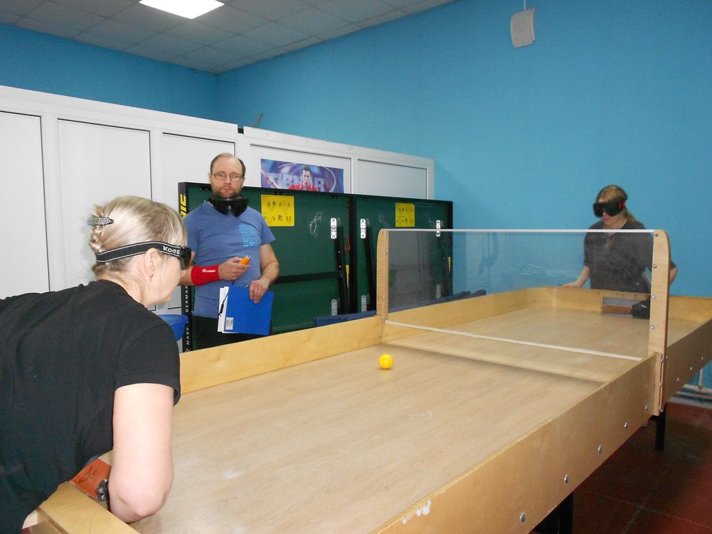 Спортсмены Тверской местной организации ВОС за столом для настольного тенниса для слепых