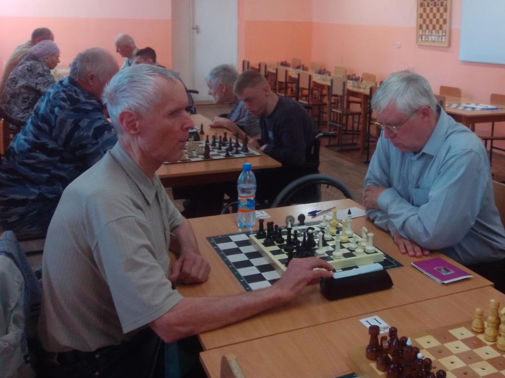 Спортсмены Алтайской РО ВОС за шахматной доской
