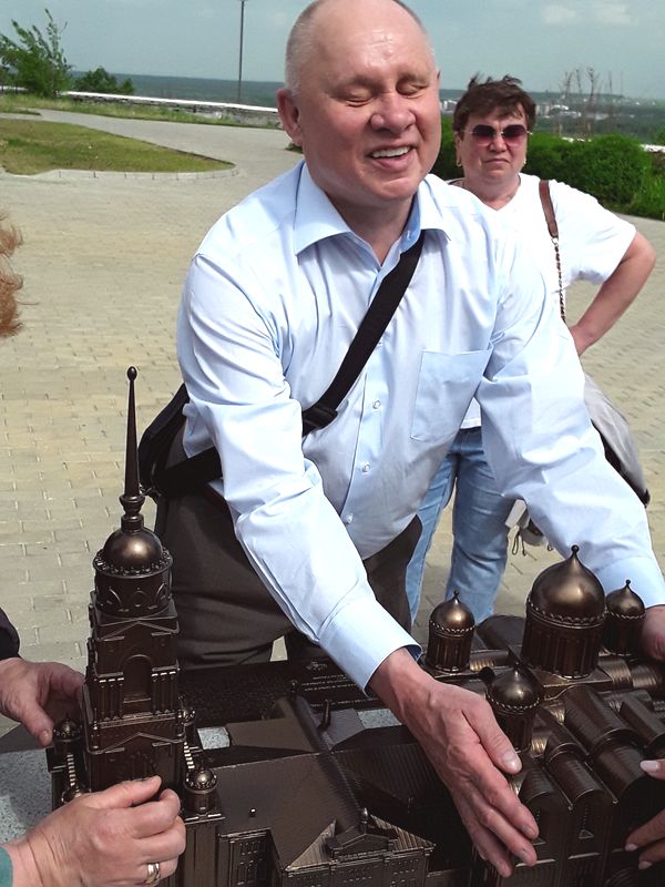 Председатель Владимирской РО ВОС С. В. Войнов осматривает тактильную модель Успенского собора 