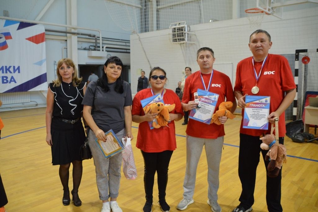 Спортсмены Хакасской РО ВОС на награждении по итогам соревнований по настольному теннису
