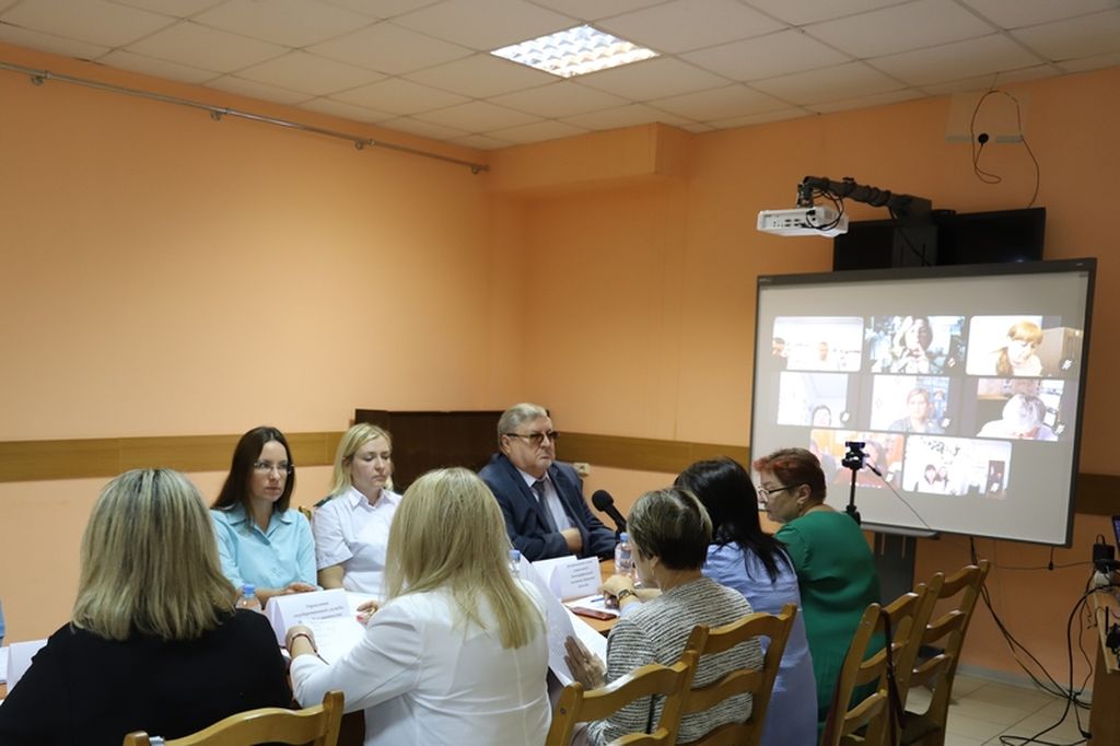 Председатель Брянской РО ВОС А.А. Сычёв открывает заседание круглого стола