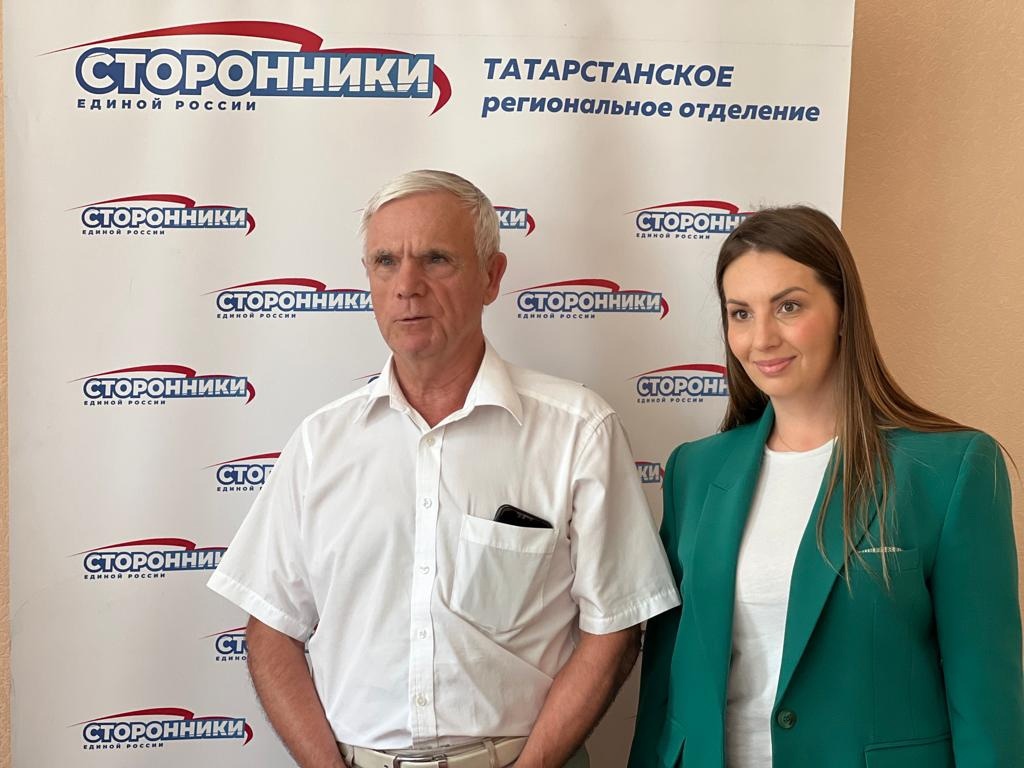 Председатель Татарской РО ВОС В. А. Федорин приветствует участников шахматного турнира