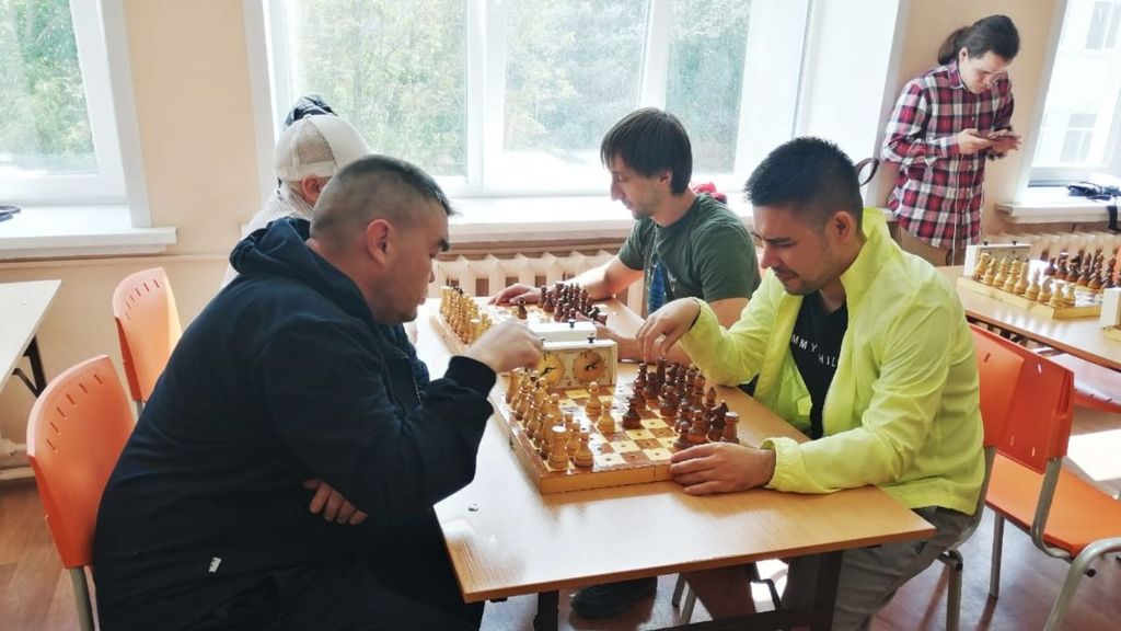 Незрячие шахматисты проводят свои дебюты