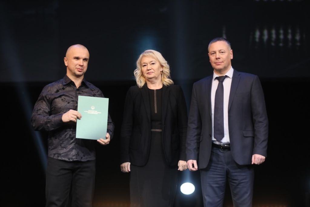 Представители Ярославской РО ВОС получают награды от руководства области