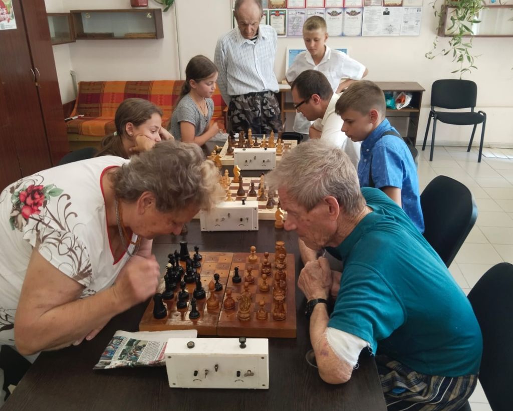 Члены Феодосийской МО ВОС играют в шахматы