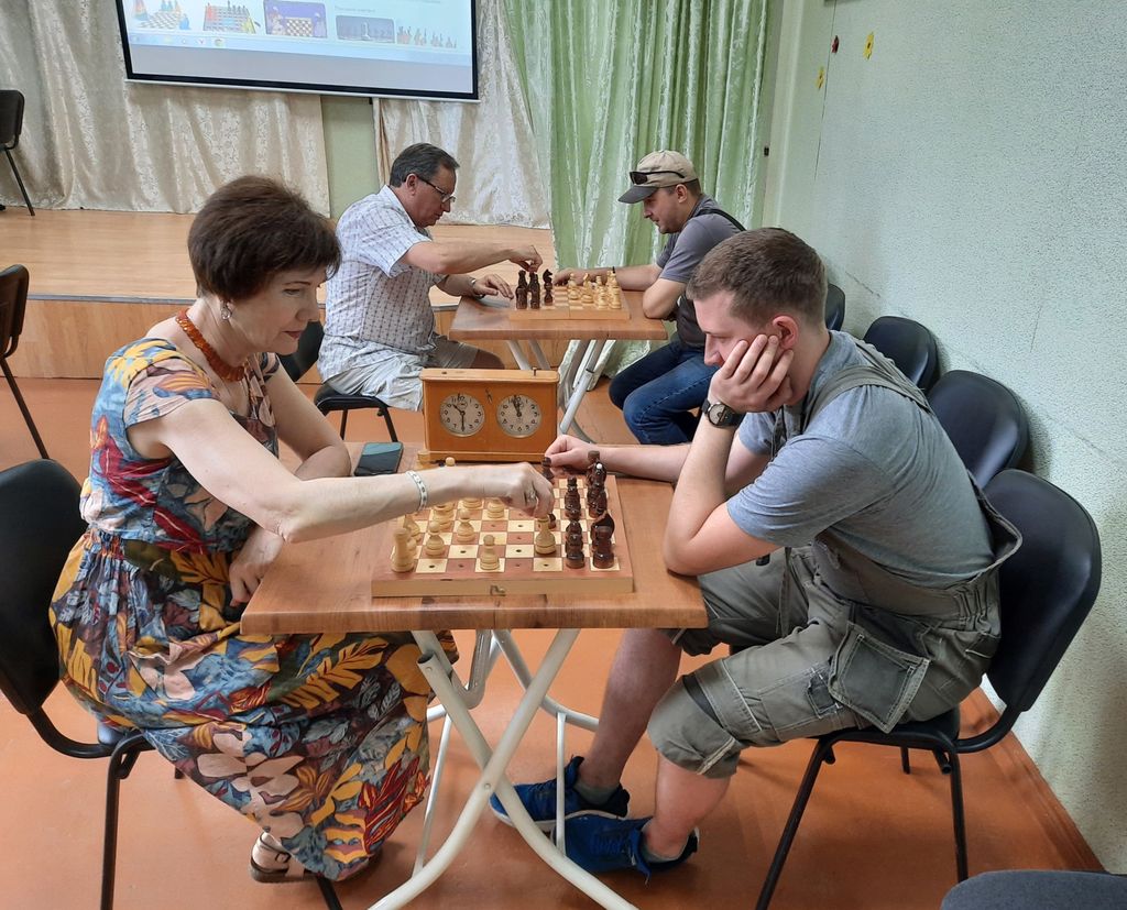 Члены Ялтинской МО ВОС проводят шахматные партии