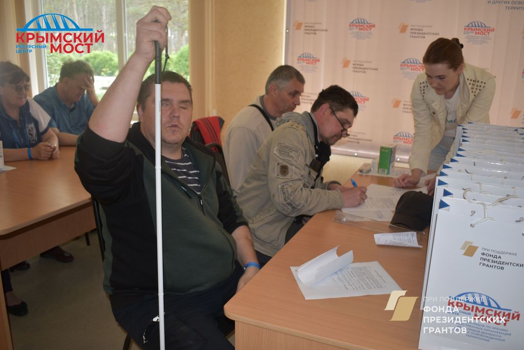 Инвалиды по зрению Донбасса, Запорожья и Херсона в ходе обучающих семинаров по пользованию ТСР
