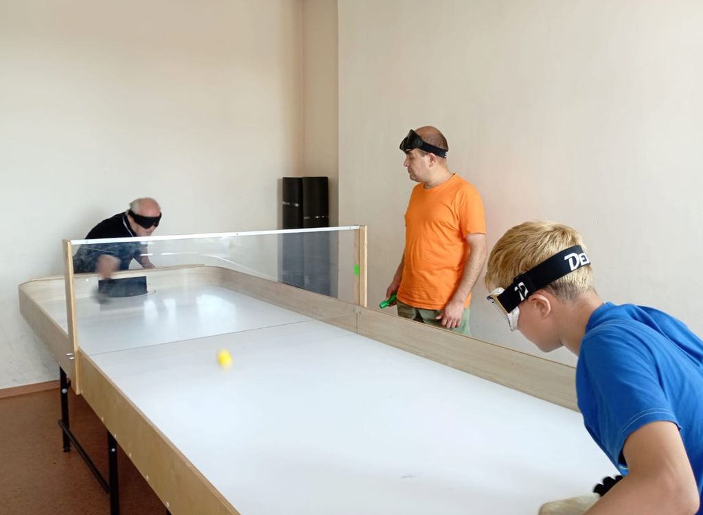 Члены Калининградской РО ВОС играют в настольный теннис для слепых