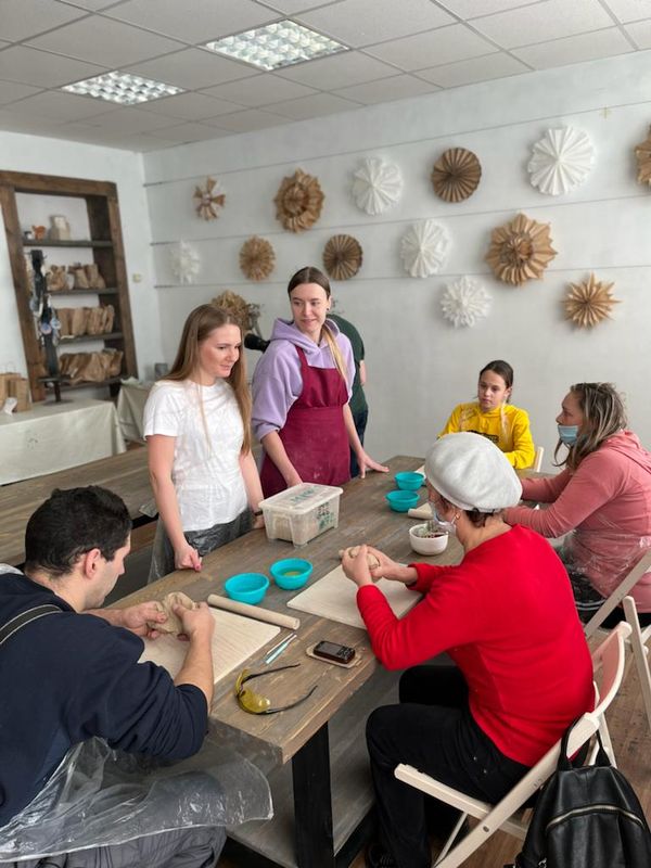 Члены ВОС в гончарной мастерской изготавливают поделки из глины