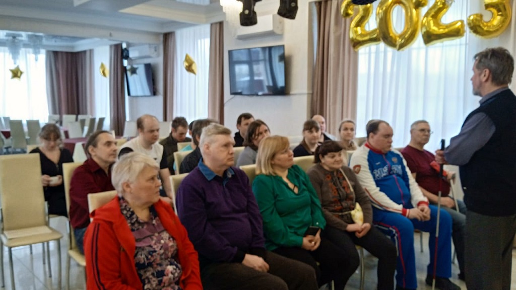 Члены Ивановской РО ВОС слушают лекцию о владении тактильной тростью