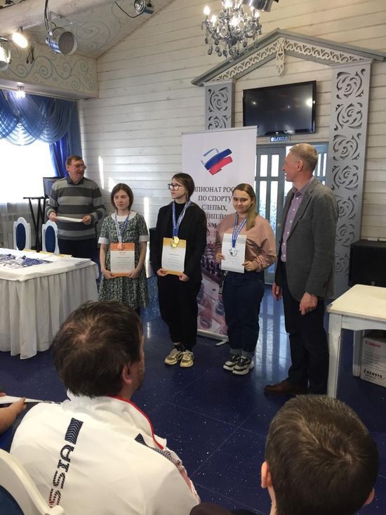 Церемония награждения шахматистки Свердловской РО ВОС Ангелины Коняхиной