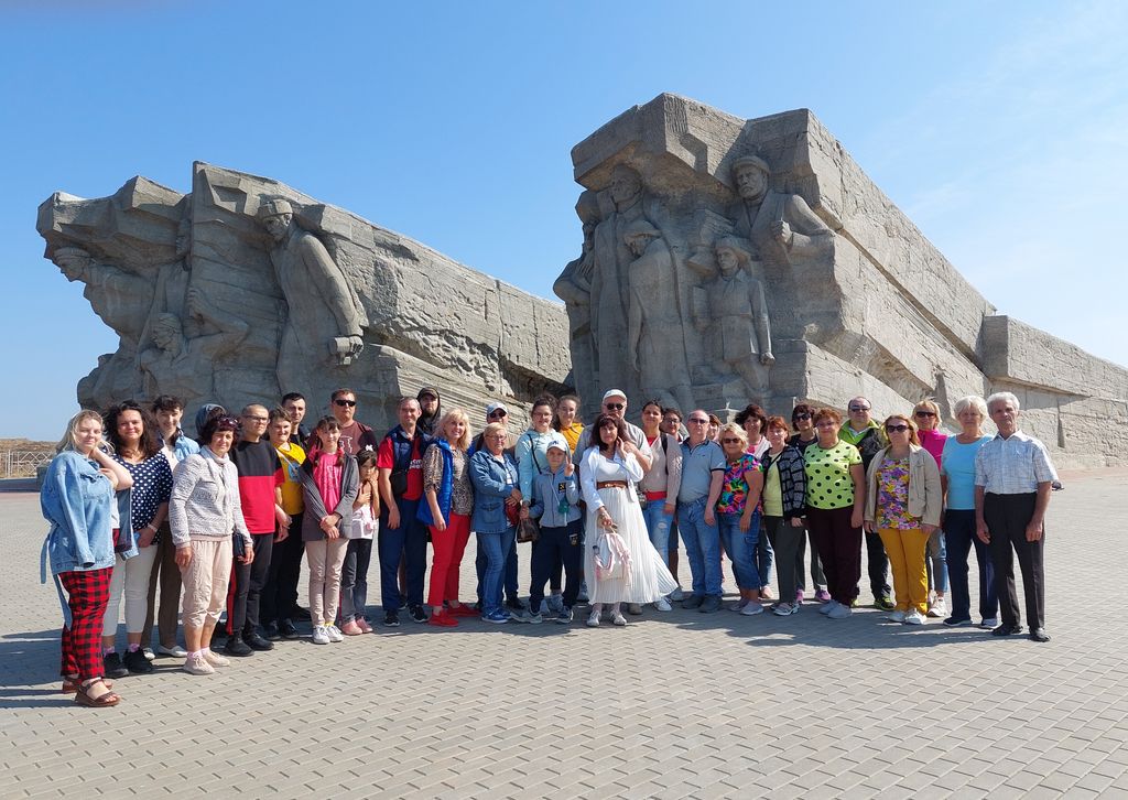 Члены ВОС на фоне входа в музей Аджимушкайских каменоломен