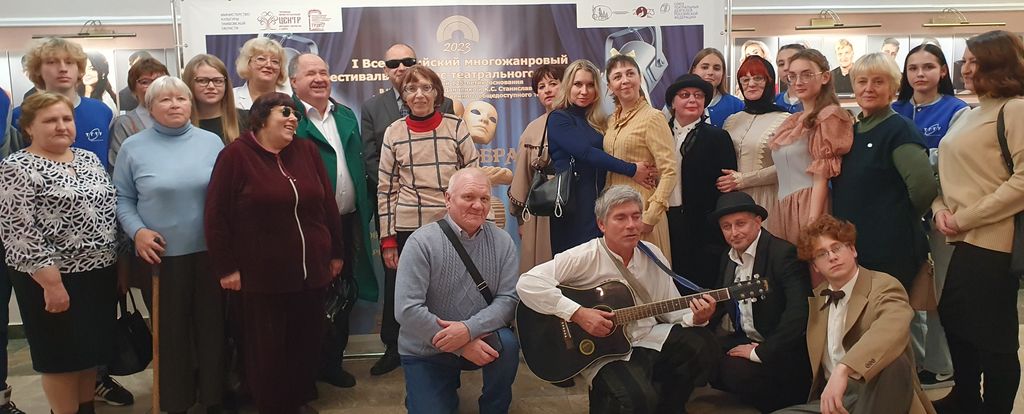 Активисты Тамбовской РО ВОС и незрячие актёры студии "Многоточие" на совместной фотосессии
