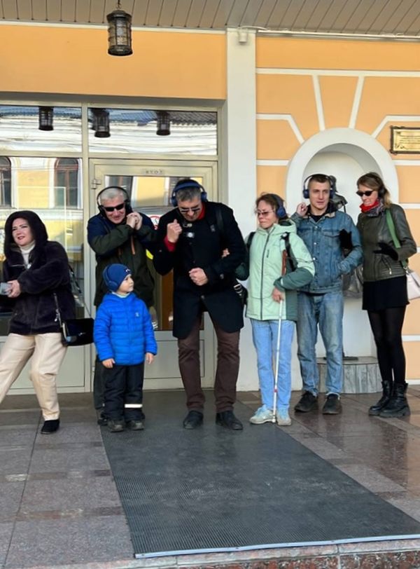 Активисты Ярославской РО ВОС внимательно слушают информацию об истории родного города