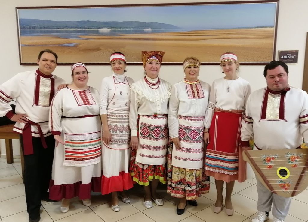 Команда Ульяновской РО ВОС «На семи ветрах» в сценических народных костюмах марийцев