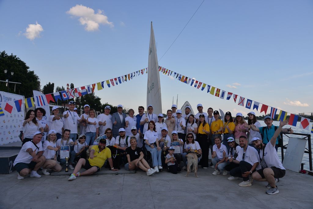 Участники фестиваля "Паруса духа" на набережной реки Дон