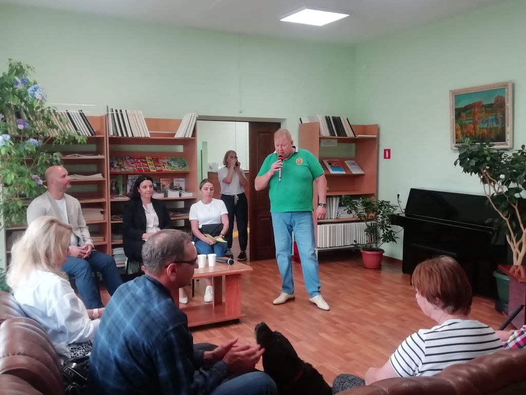 Председатель Приморской РО ВОС Д. В. Поташев благодарит А. А. Астанина за интересную лекцию