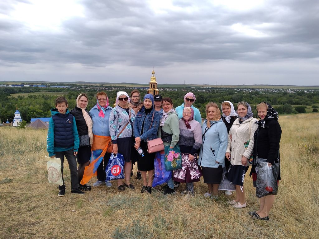 Экскурсионная группа членов ВОС на фоне Свято-Николаевского женского монастыря