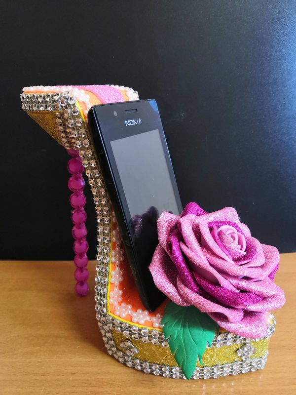 Подставка для телефона, выполненная в виде женской туфельки