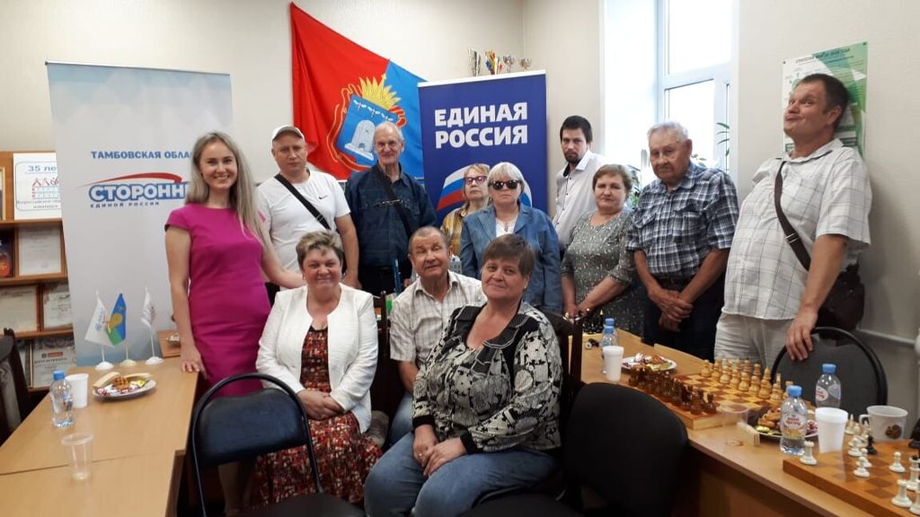 Общее фото участников инклюзивной недели в офисе сторонников партии "Единая Россия"