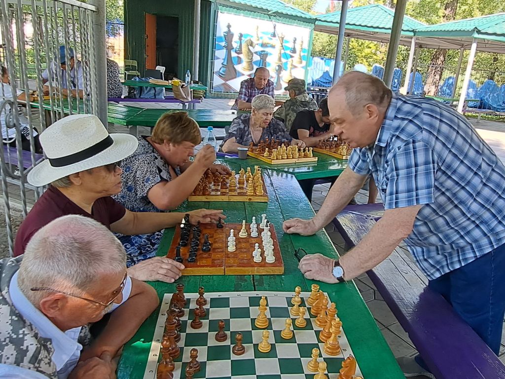 Гроссмейстер В. С. Малецкий проводит сеанс одновременной игры с шестью шахматистами на шести досках