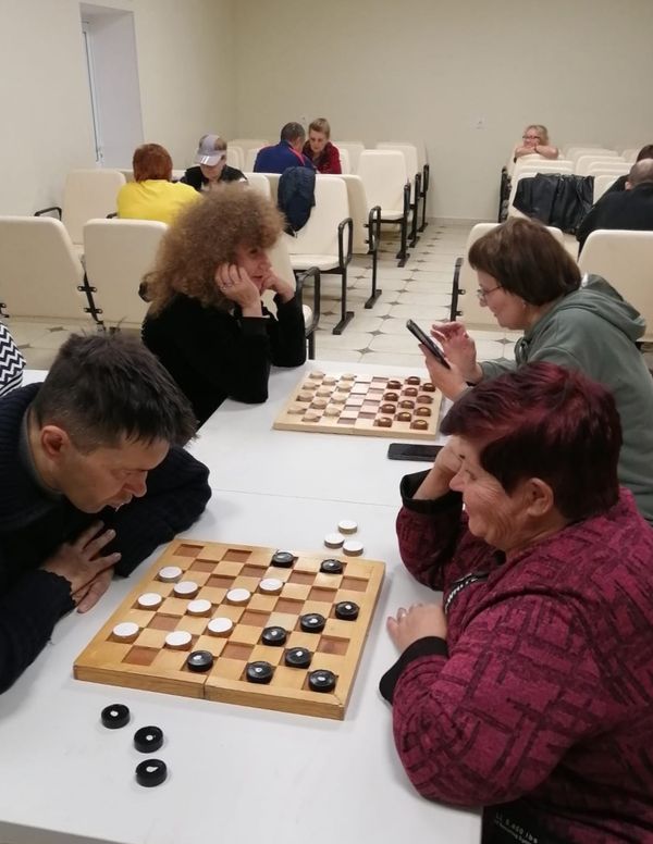 Члены ВОС участвуют в турнирах по домино, шашкам и шахматам