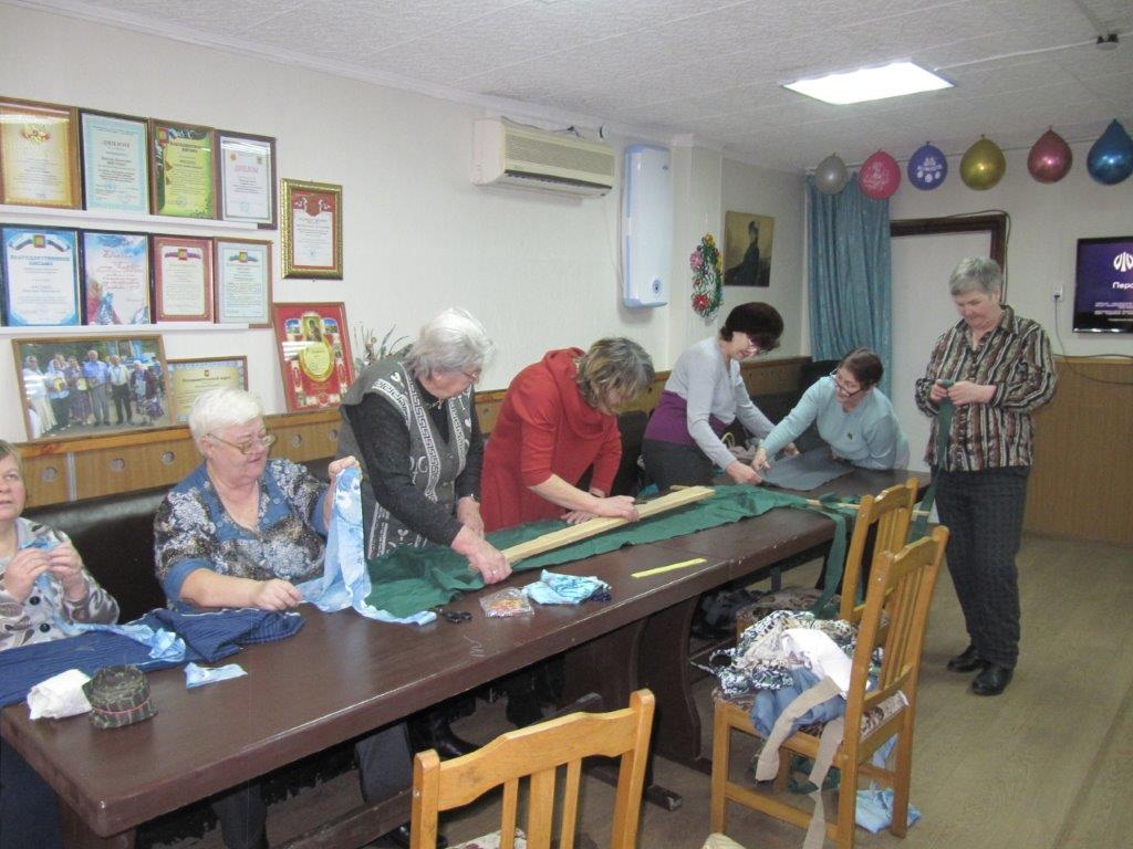 Члены Липецкой РО ВОС нарезают ленты для маскировочных сетей