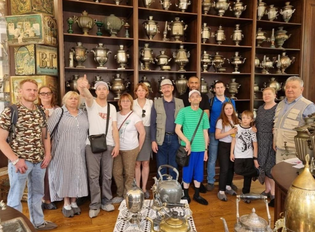 Экскурсионная группа осматривает коллекцию русских самоваров