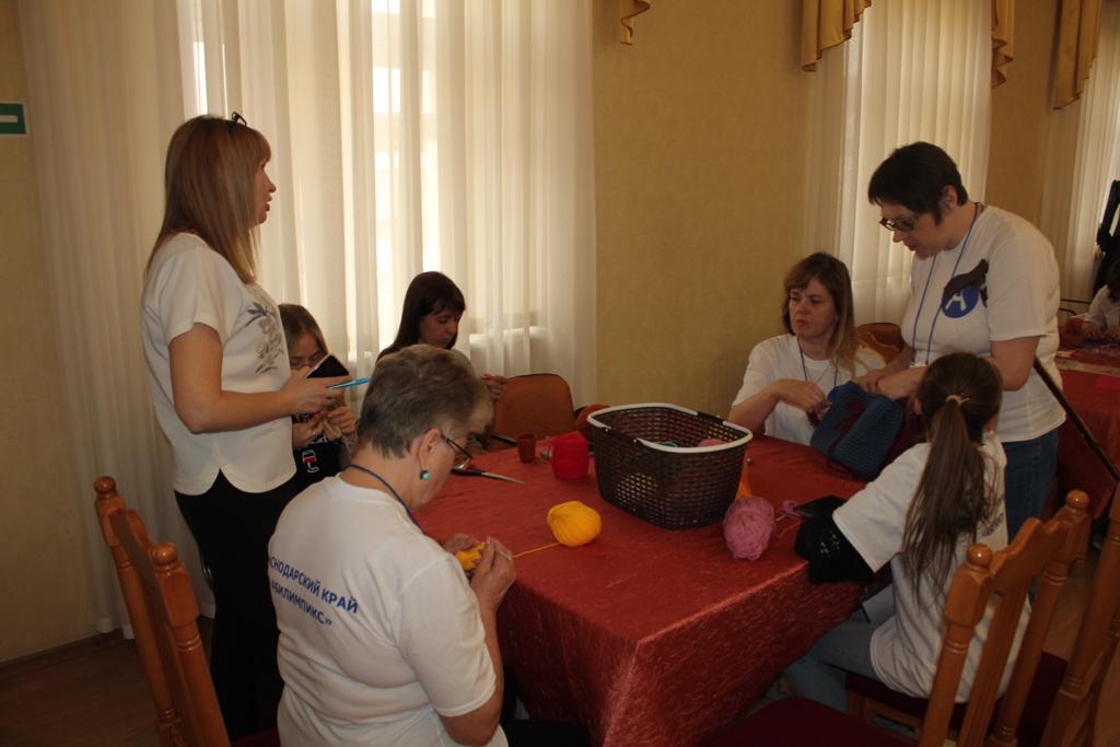 Члены Краснодарской РО ВОС показывают свои умения в компетенции "Вязание спицаи"