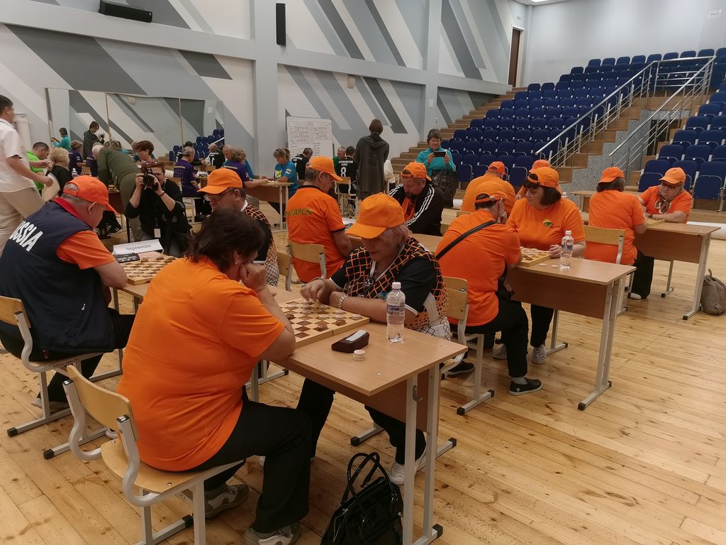 Члены Иркутской РО ВОС участвуют в состязаниях по шашкам
