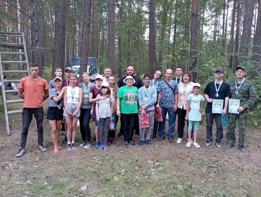 Туристы Свердловской РО ВОС на построении перед стартом чемпионата