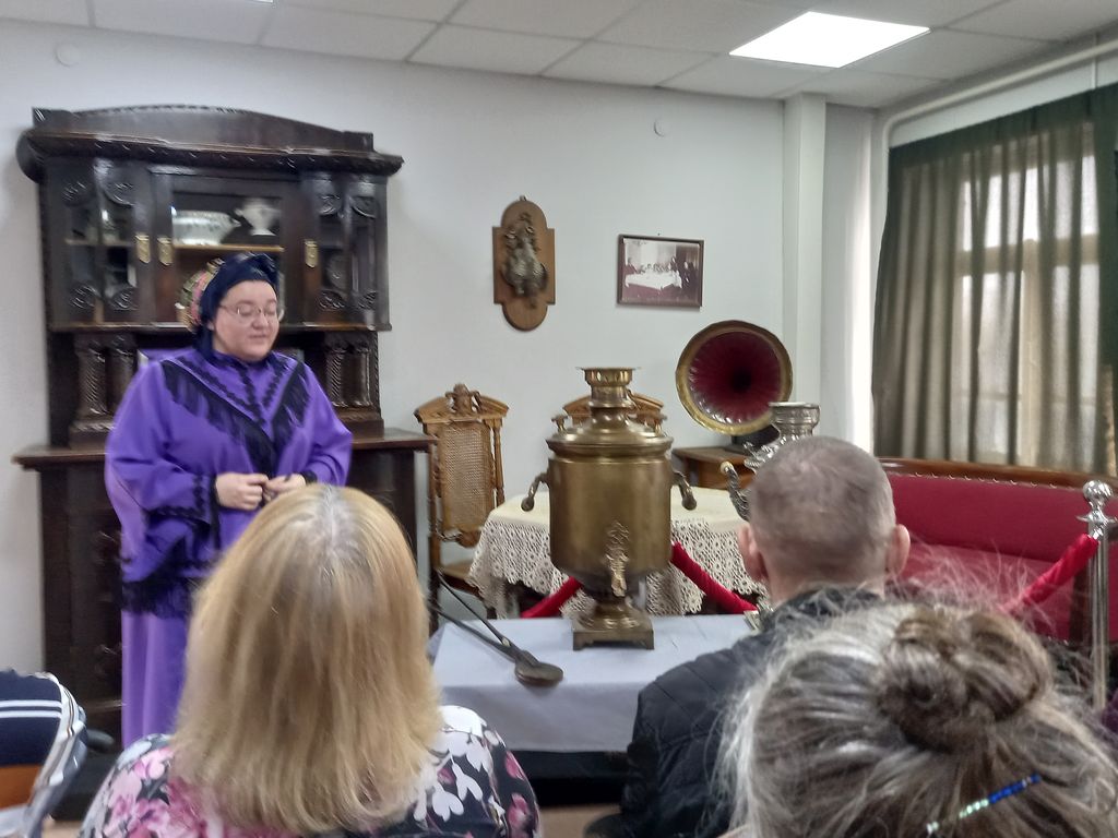Ведущая в костюме купчихи рассказывает о быте купцов Алтайского края 19 века