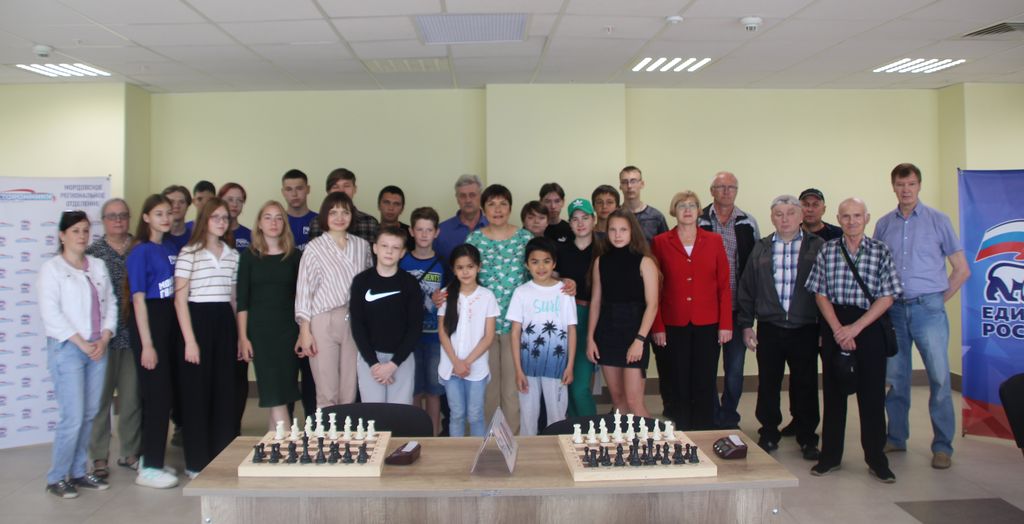 Общее фото участников турнира по быстрым шахматам «Время шахмат»