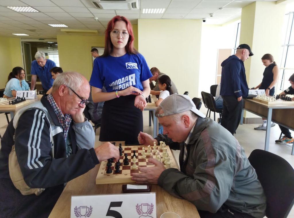 Спортсмены Мордовской РО ВОС играют очередную шахматную партию. Помощь оказывают волонтёры "Единой России"