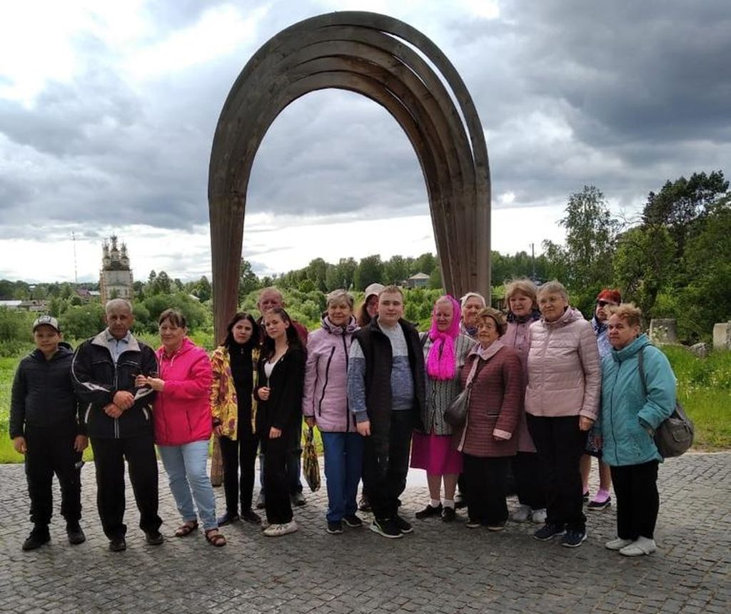 Экскурсионная группа членов Великоустюгской МО ВОС в ходе поездки в Усолье