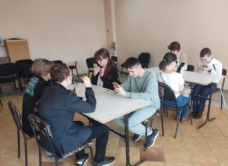 Активисты Татарской РО ВОС выполняют задания на смартфонах