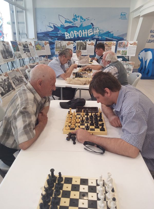 Инвалиды по зрению и слуху участвуют в мастер-классе по шахматам