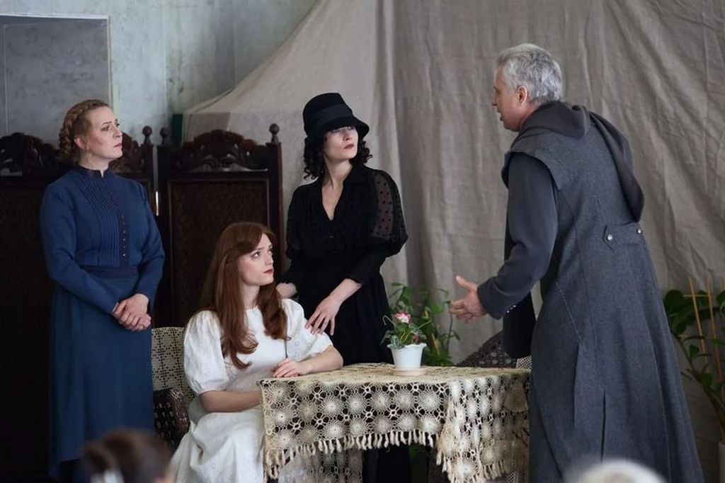 Фрагмент спектакля "Три сестры"