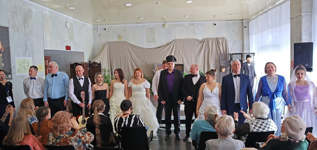 Артисты ВОС в костюмах стоят перед зрителями