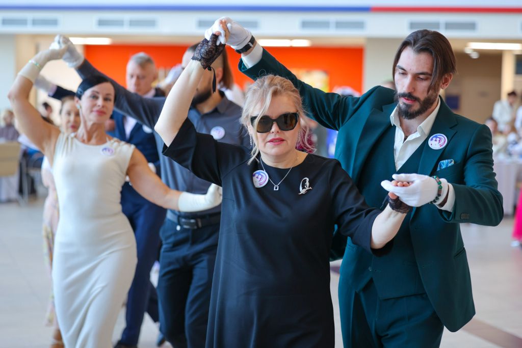 Танцующая пара - женщина в очках с кавалером