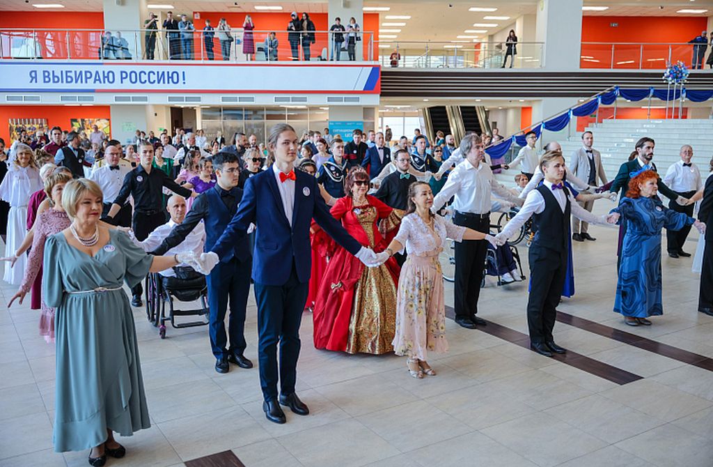 Мужчины и женщины взялись за руки