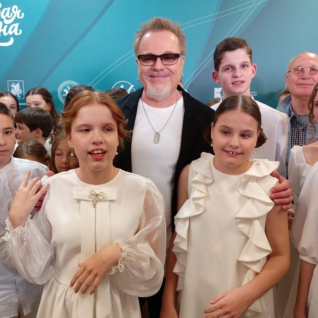 Сёстры Архиповы вместе с В. Пресняковым