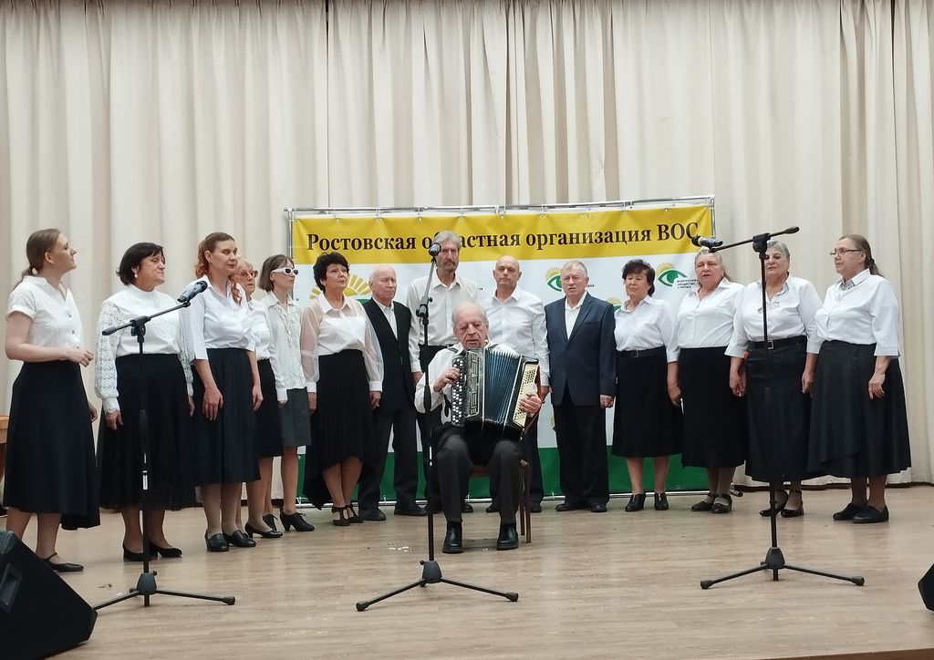 На сцене - участники фестиваля 