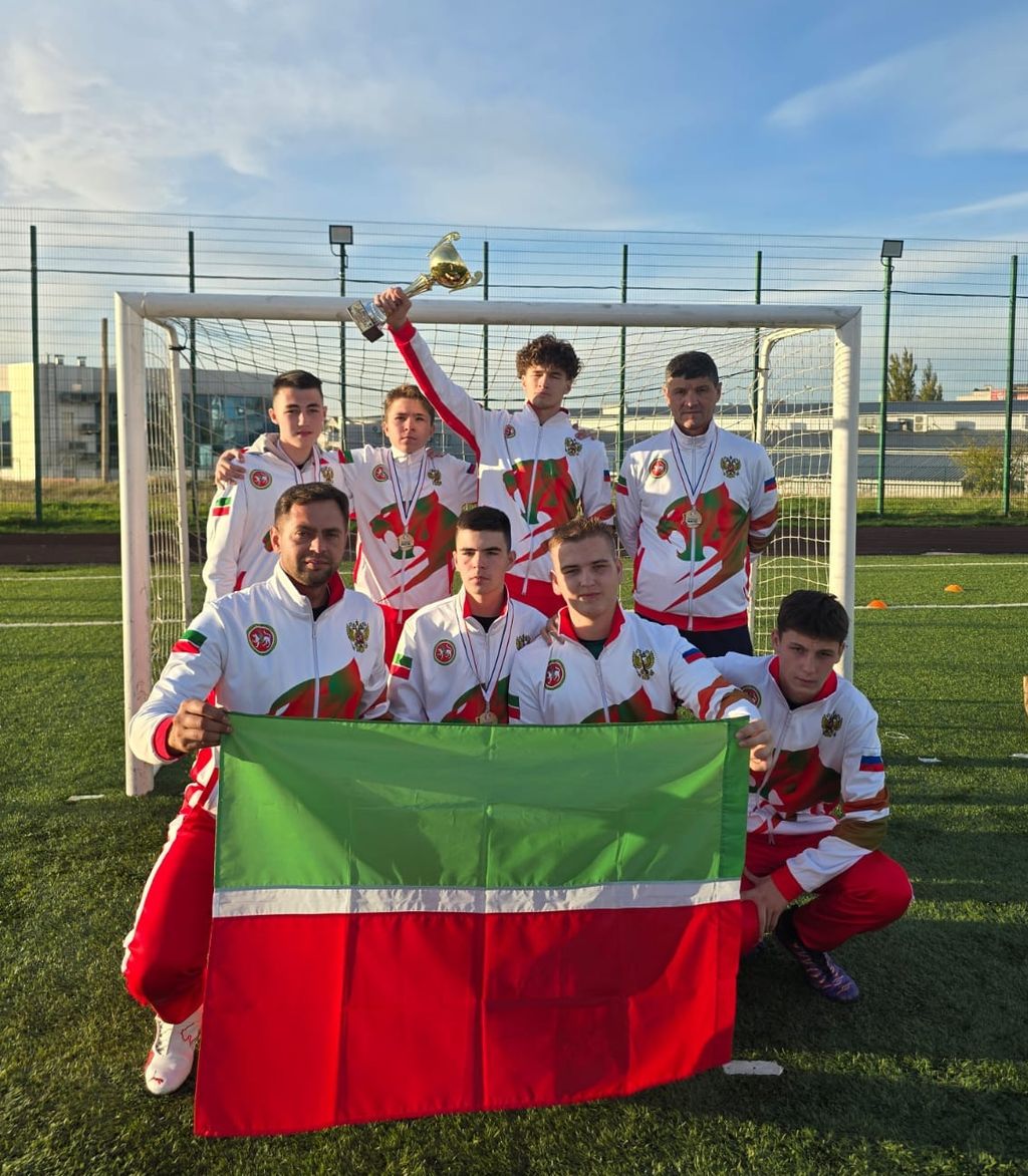 Команда на фоне ворот