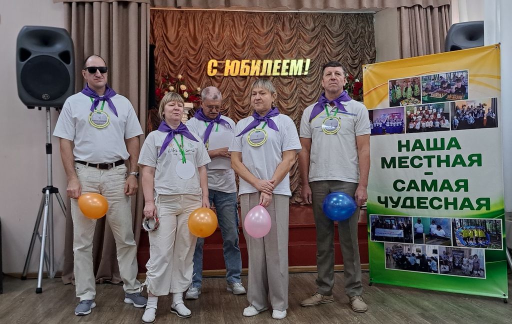 На сцене - одна из команд